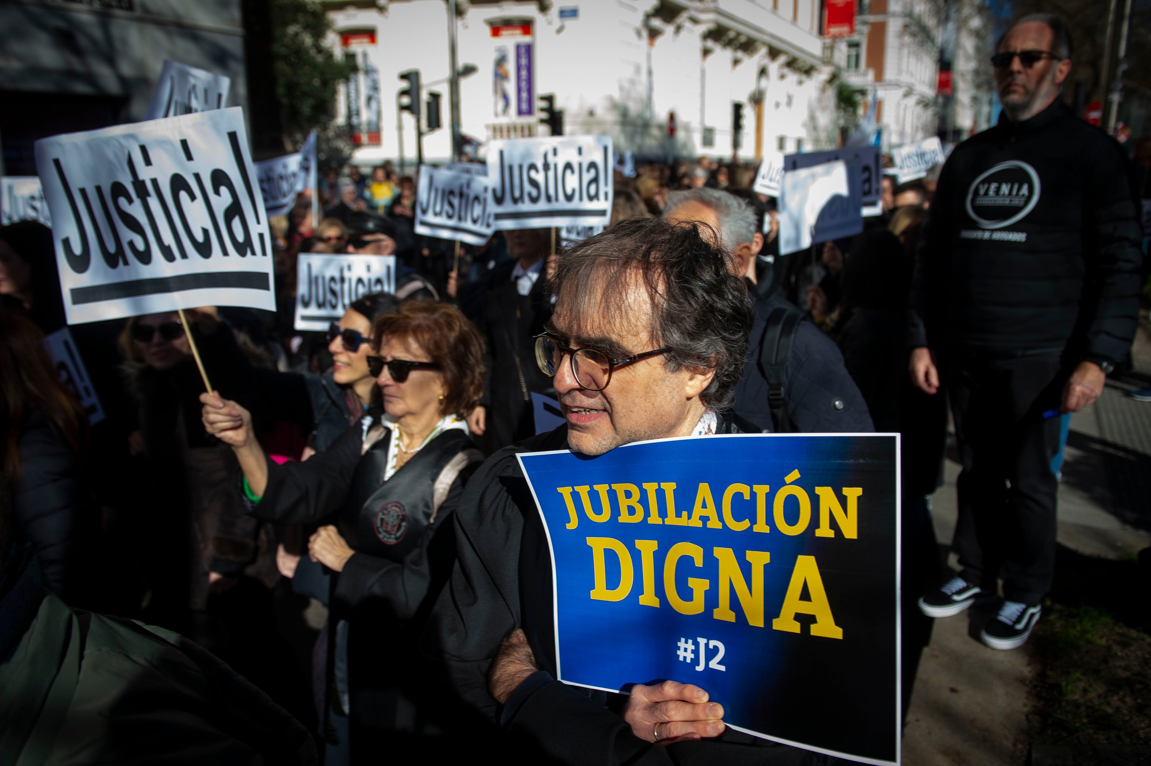 Manifestación en Madrid de abogados que reclaman pensiones dignas.