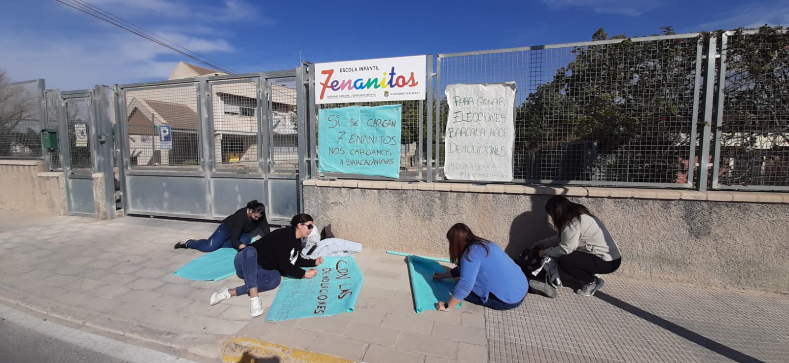 Madres escriben pancartas de protesta en la Escoleta Municipal 7 Enanitos