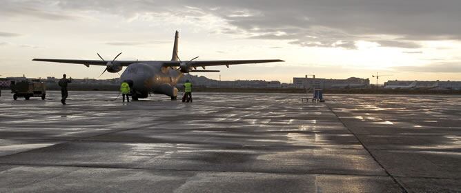 El avión C-235 de vigilancia marítima que España ha puesto a disposición de la coalición internacional para la intervención en Libia se prepara para despegar desde la base militar de Getafe rumbo a ese país, para completar el contingente español desplegad