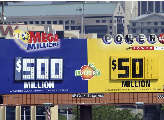 Una valla publicitaria en Atlanta, Georgia (EEUU) muestra el nuevo bote de 500 millones de dólares de la lotería Mega Millions
