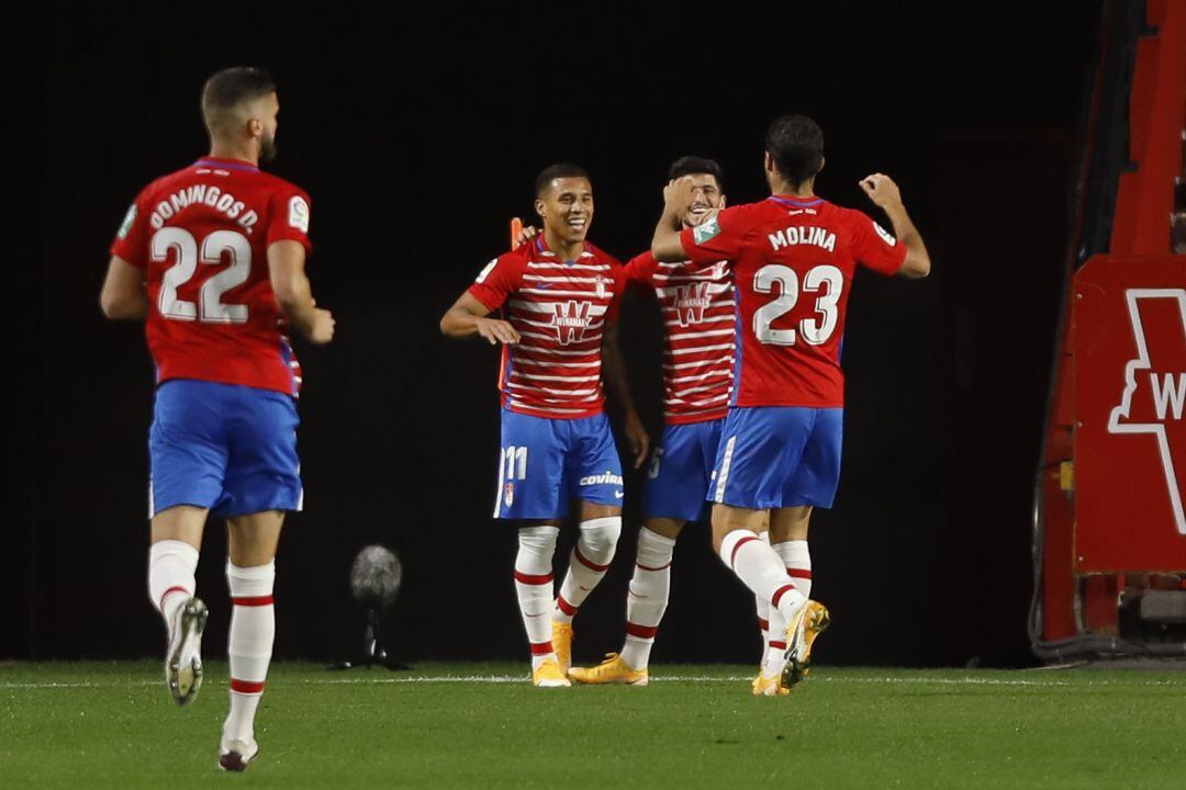 Los jugadores del Granada celebran un gol ante el Levante. 