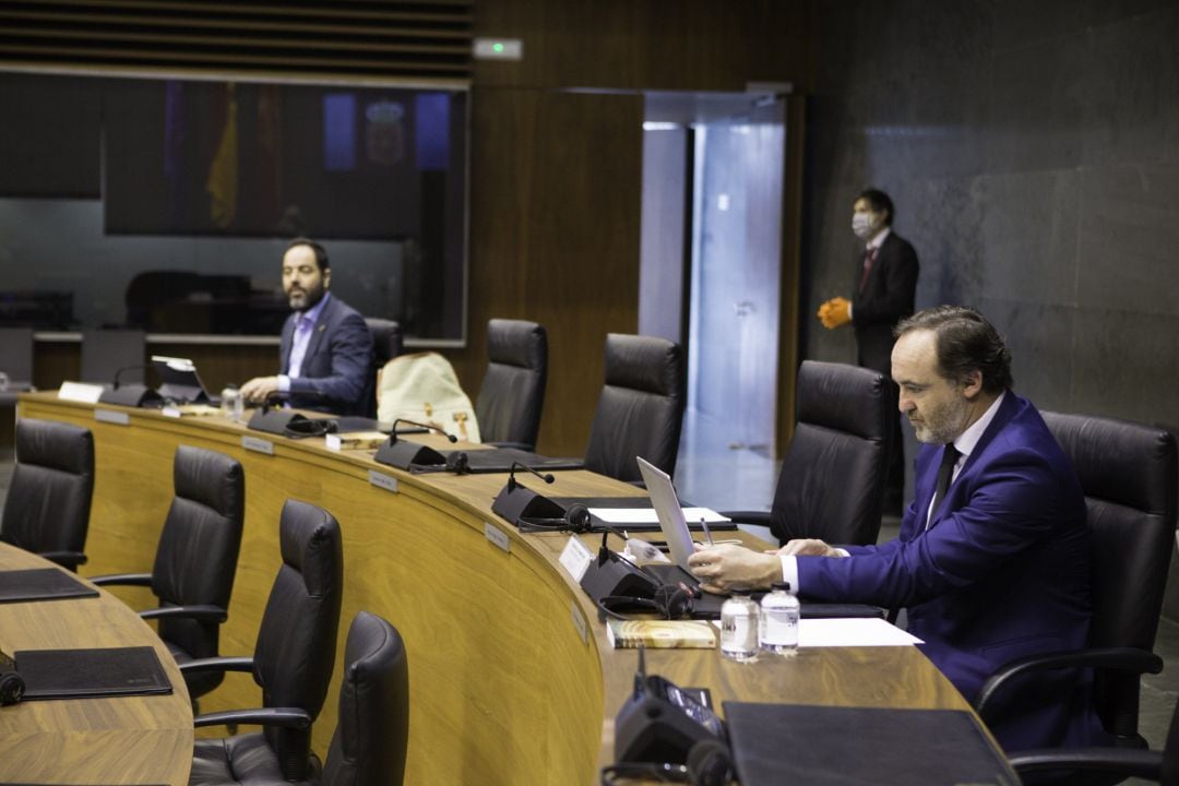 Ramón Alzórriz y Javier Esparza en el Salón de Plenos del Parlamento de Navarra