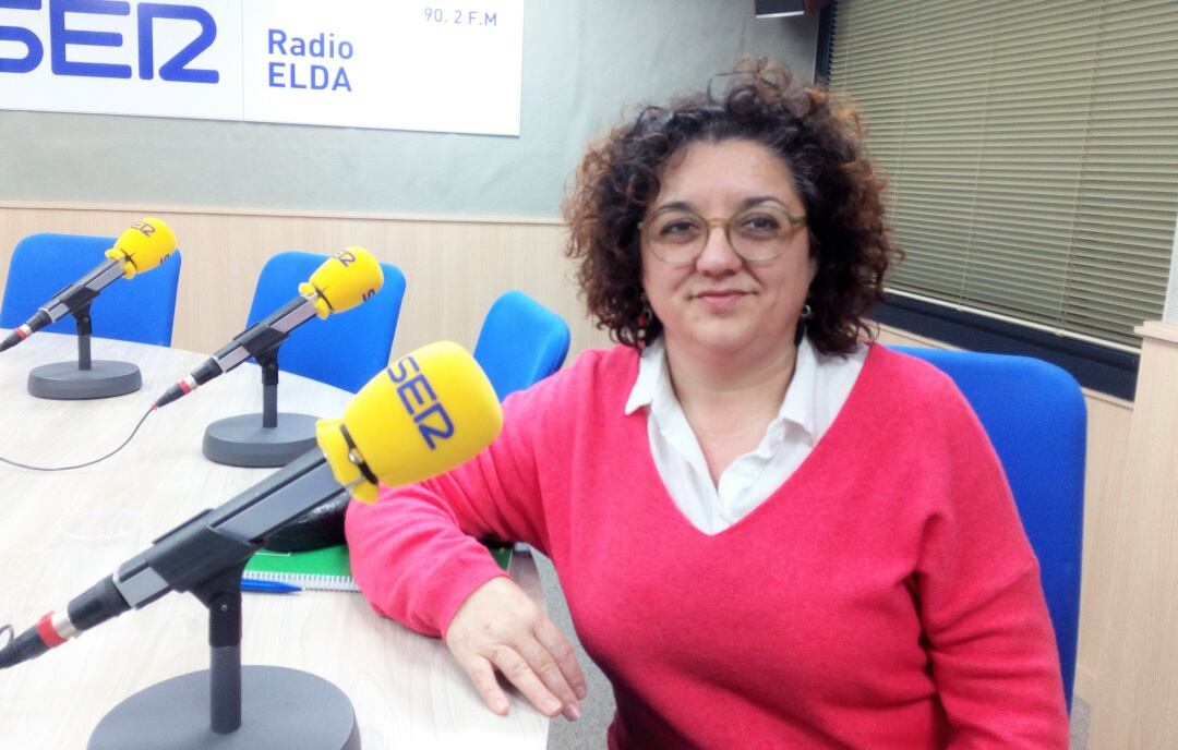 Virtudes Hernández en el estudio de Radio Elda SER