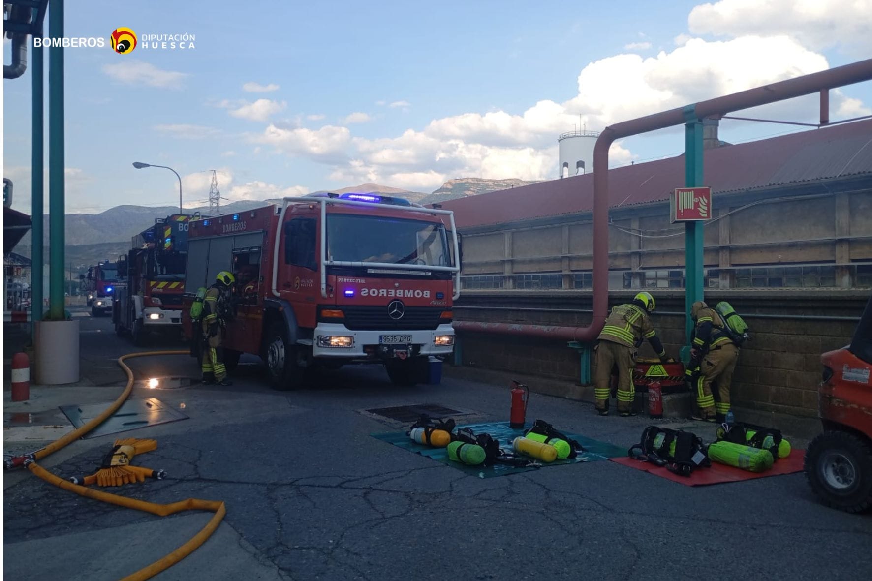 Bomberos de los parques de Sabiñánigo y Boltaña actuaban para evitar la propagación de las llamas