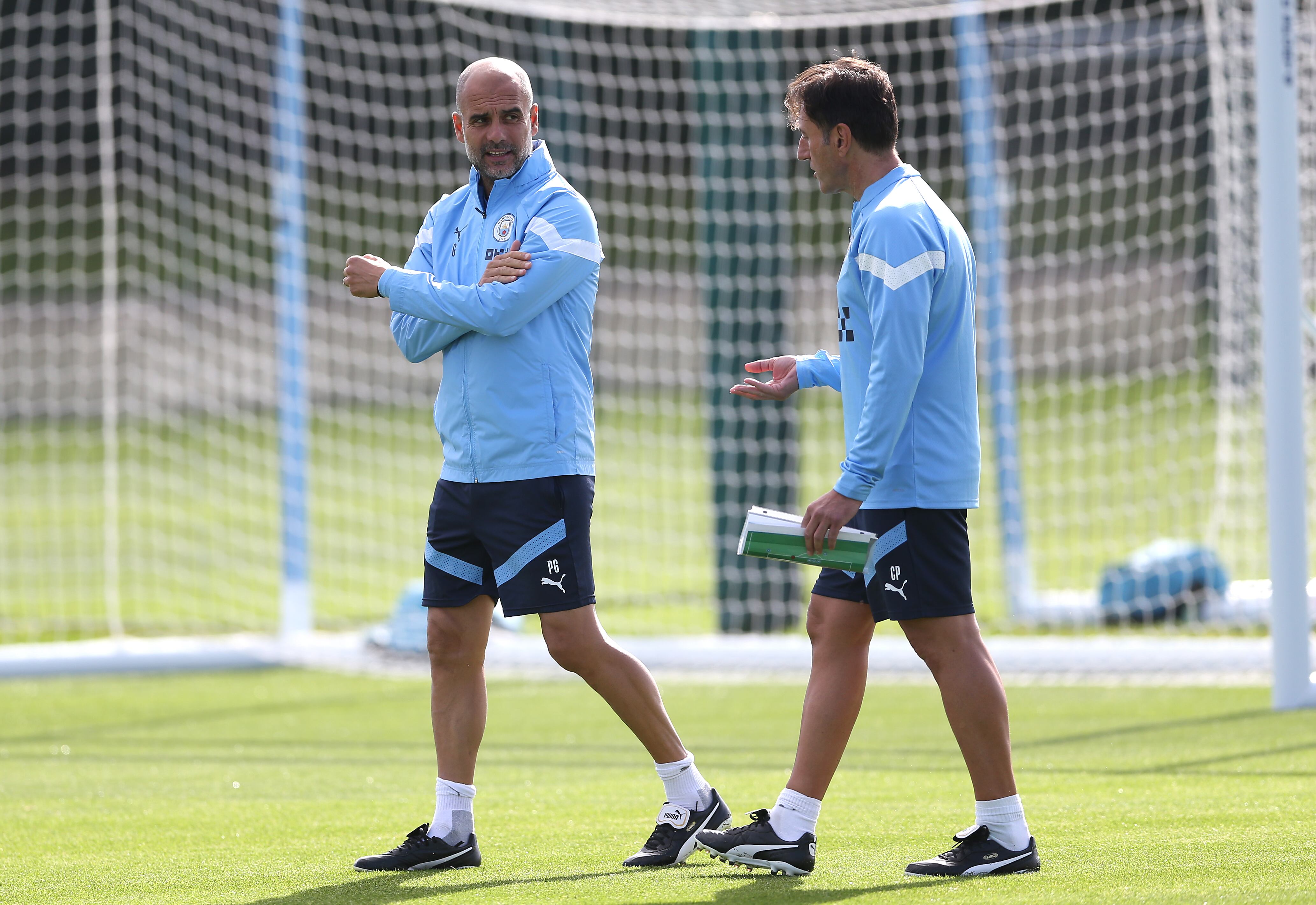 Pep Guardiola y Carles Planchart durante un entrenamiento en la City Football Academy. (Barrington Coombs/PA Images via Getty Images)
