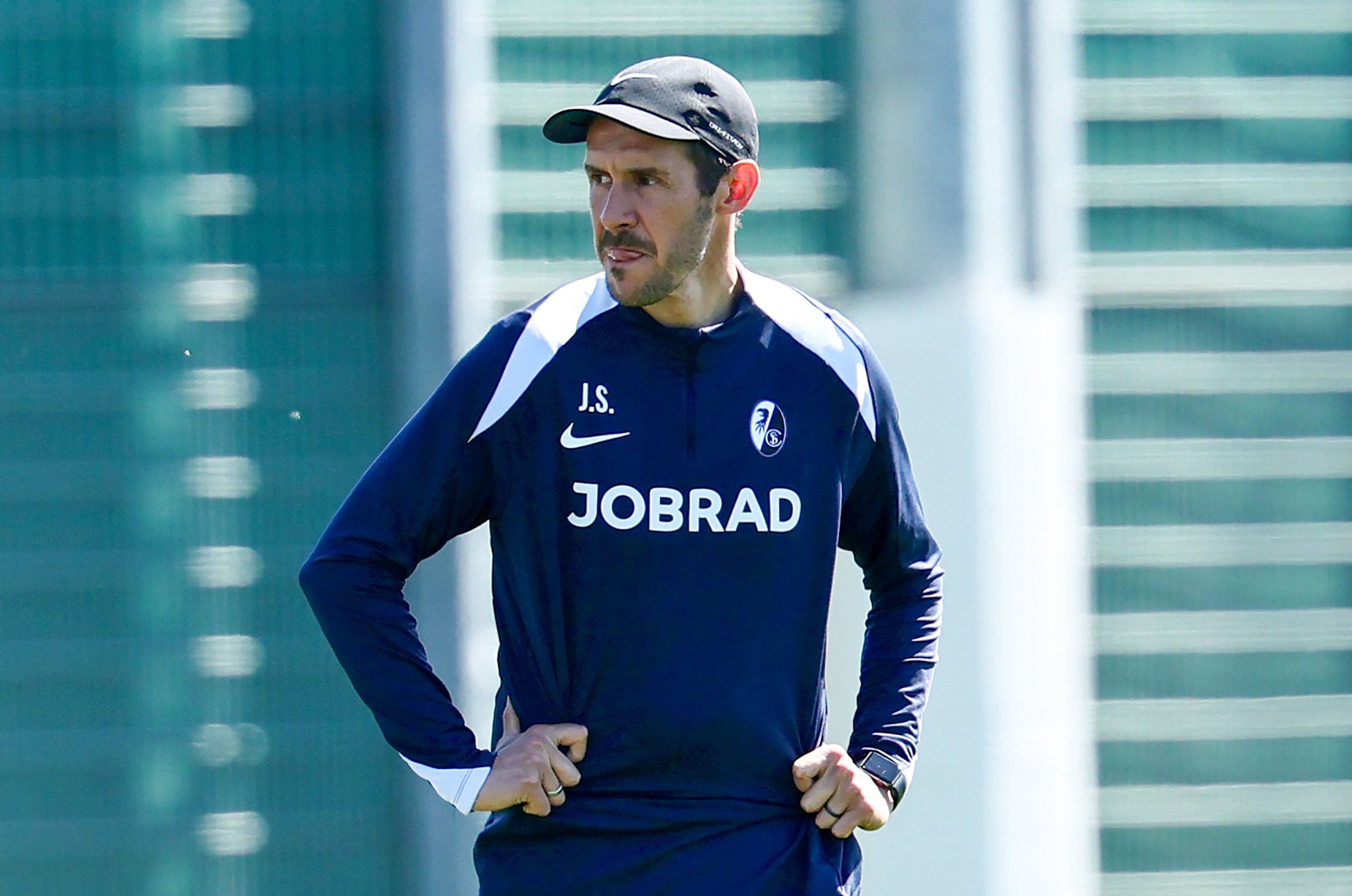 FREIBURG (Germany), 08/04/2026.- Head Coach Julian Schuster of Freiburg leads a training session with the team in Freiburg, Germany, 08 April 2026. SC Freiburg will face Celta Vigo in their UEFA Europa League quarter-final first leg soccer match on 09 April 2026 in Freiburg. (Alemania) EFE/EPA/RONALD WITTEK