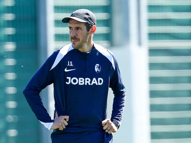 FREIBURG (Germany), 08/04/2026.- Head Coach Julian Schuster of Freiburg leads a training session with the team in Freiburg, Germany, 08 April 2026. SC Freiburg will face Celta Vigo in their UEFA Europa League quarter-final first leg soccer match on 09 April 2026 in Freiburg. (Alemania) EFE/EPA/RONALD WITTEK