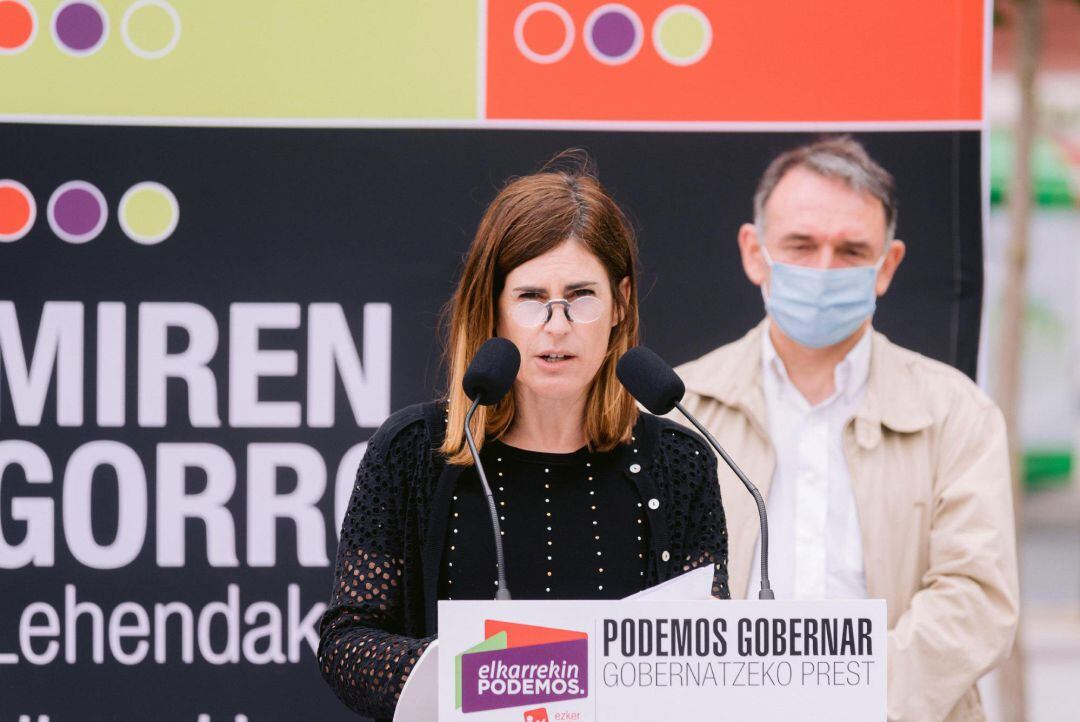  La candidata a lehendakari de Elkarrekin Podemos-IU, Miren Gorrotxategi (i), y el diputado de Unidas Podemos en el Congreso, Enrique Santiago, participan este lunes en un acto de la campaña electoral centrado en la transparencia y la corrupción.