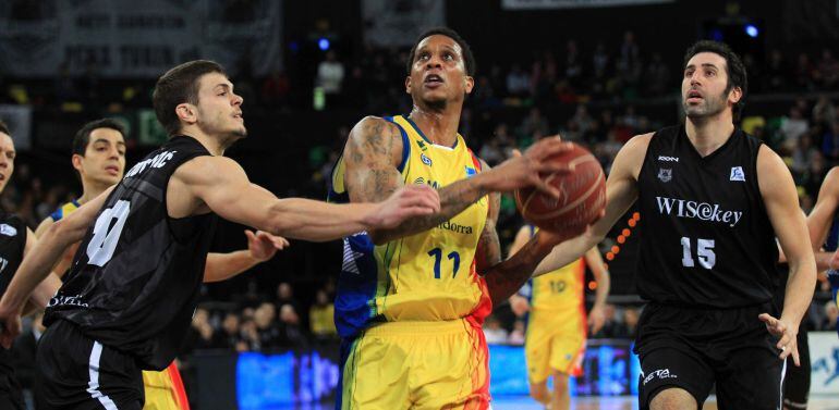 GRA078 BILBAO, 01/02/2015.- El portugués del Morabanc Andorra Joao Gomes &quot;Betinho&quot; (c) con la pelota ante la defensa de Alex Mumbrú (d) y el alero serbio Dejan Todorovic, del Bilbao Basket, durante el partido de la decimonovena jornada de la fase regular de la Liga Acb de baloncesto disputado en el Bilbao Arena. EFE/Luis Tejido