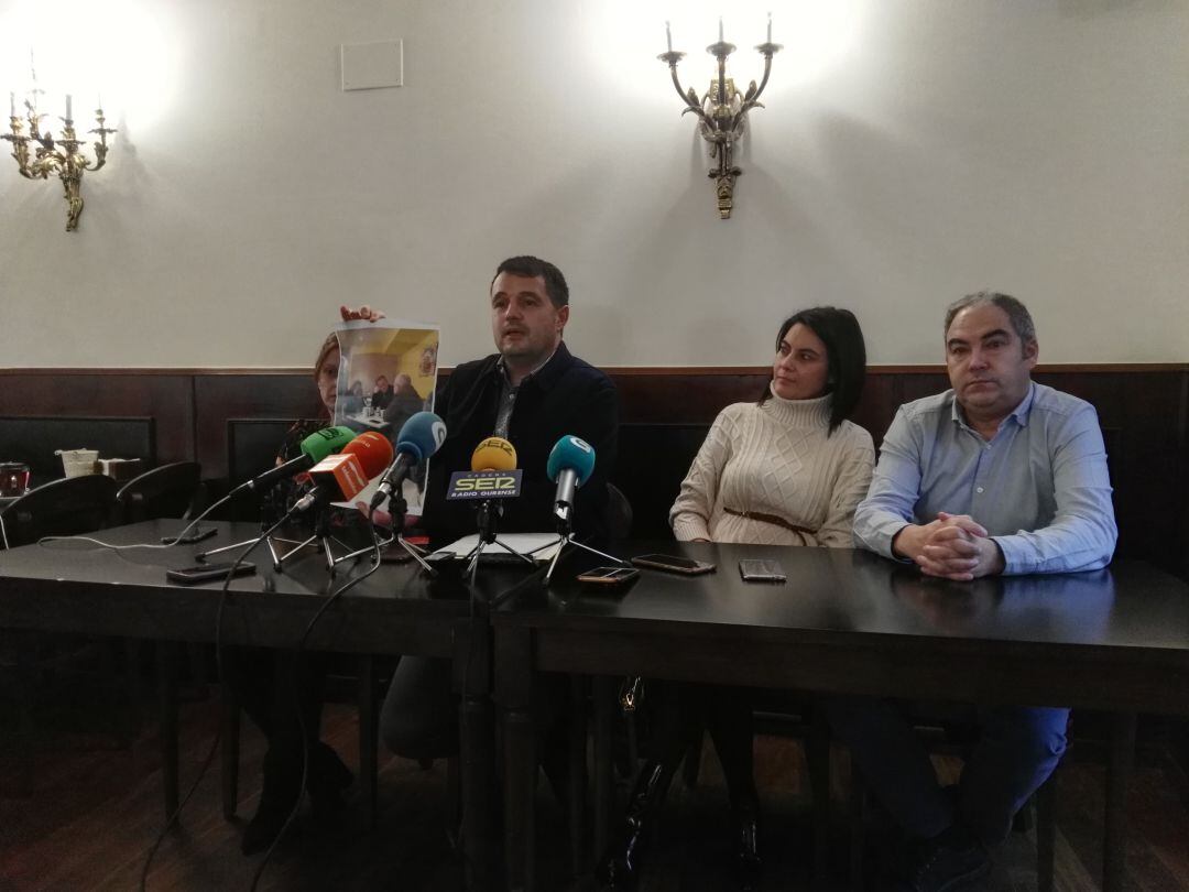 Francisco Fraga junto a los concejales de Piñor que dejan el Partido Socialista