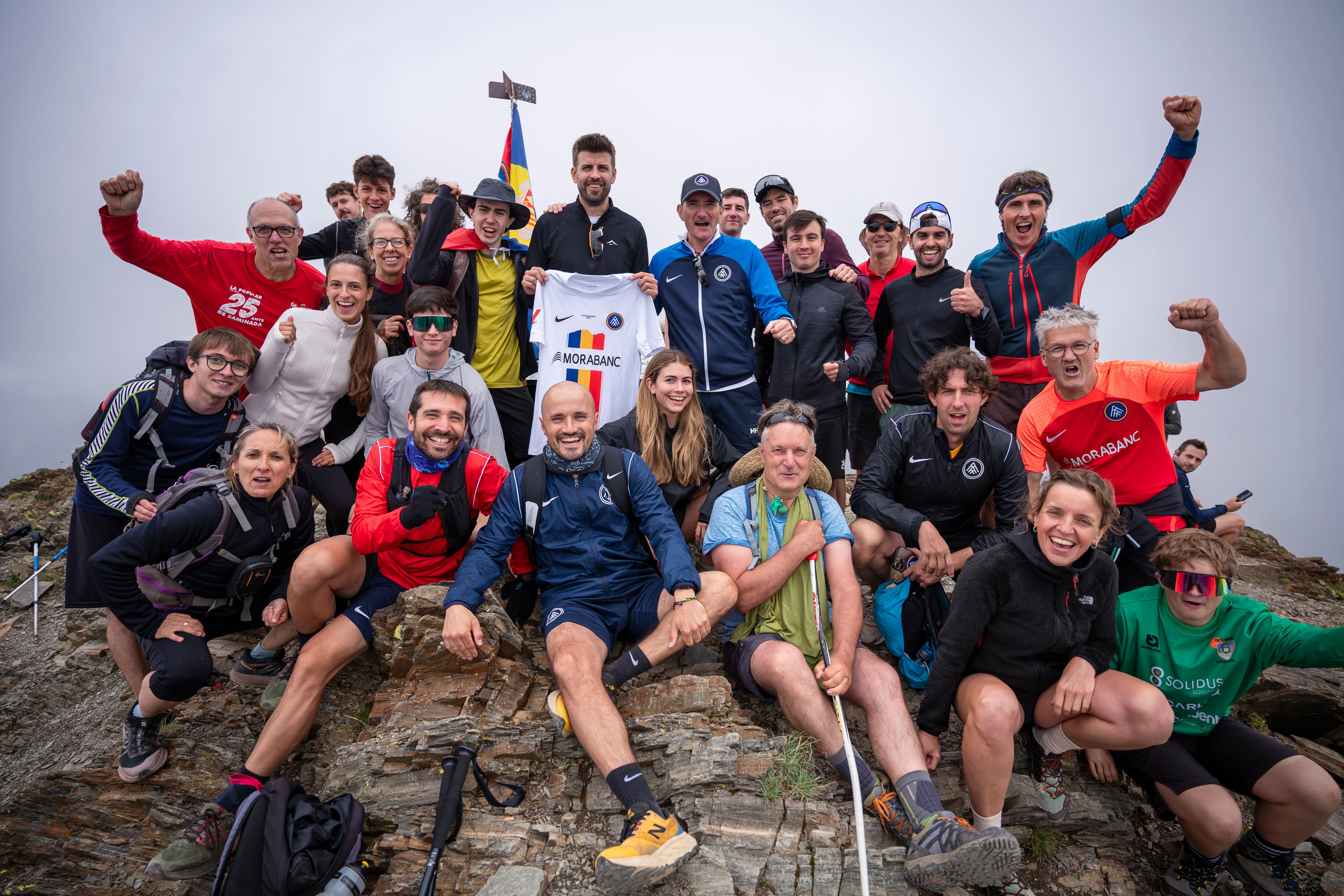 Des de la cima del Comapedrosa, Gerard piqué, va mostrar la segona equipació de l'FC Andorra