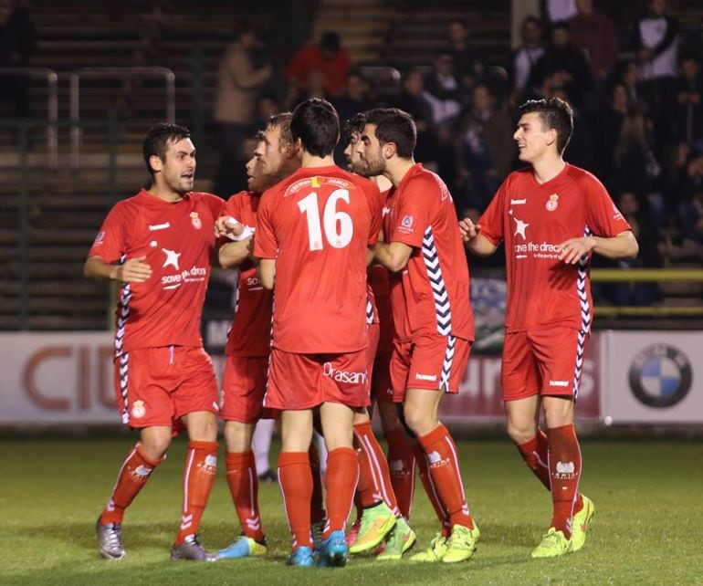 Los jugadores de la Cultural celebran un reciente gol de Aketxe