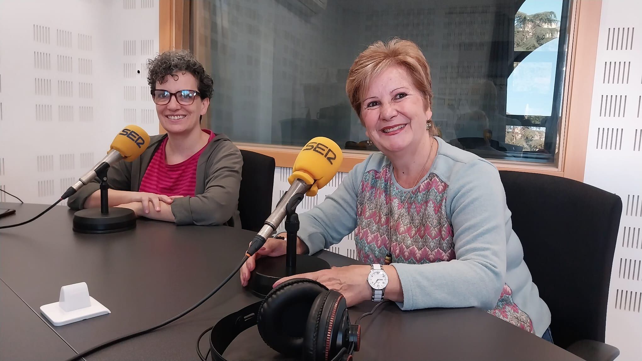 Aída Muñoz (i) y Manuela Bravo, actual propietaria y fundadora, respectivamente, de Librería Bravo en Fuenlabrada