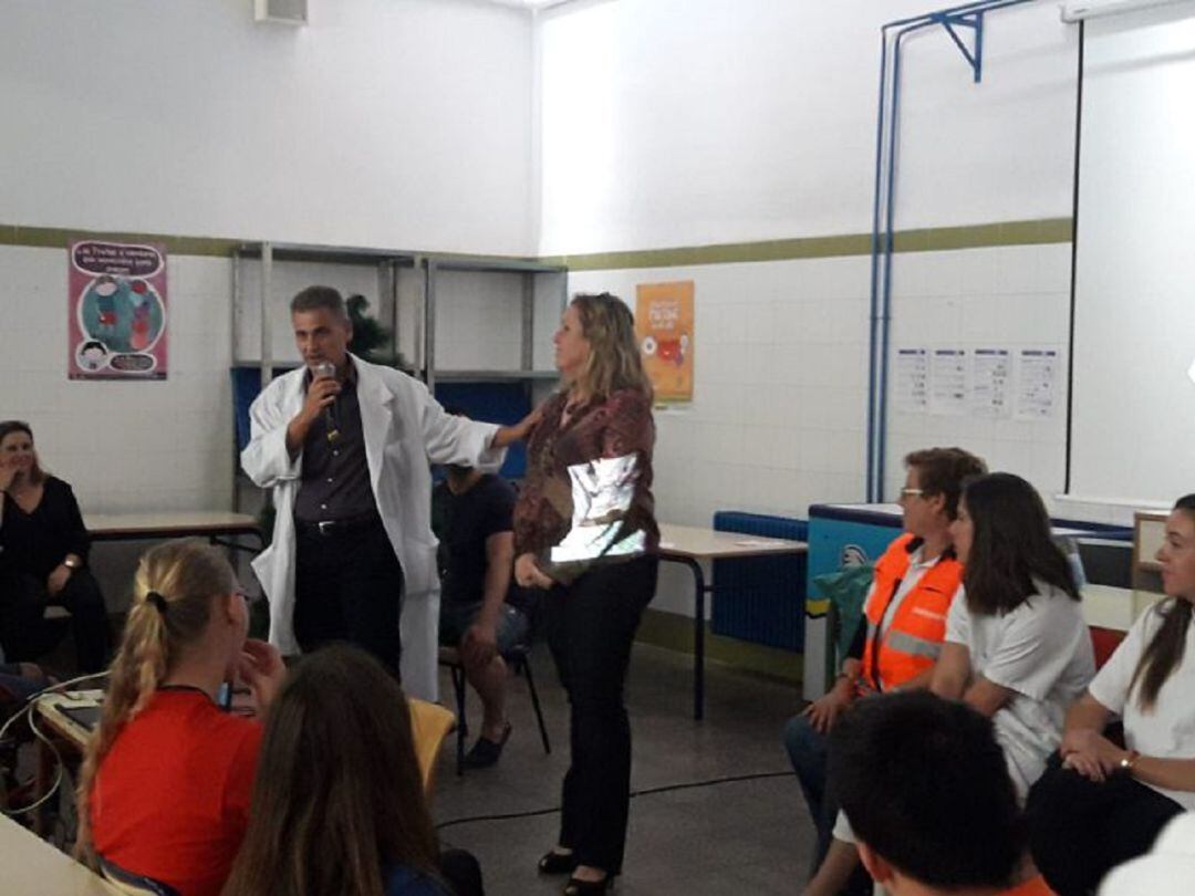 Charla de enfermeros en un colegio de Elche