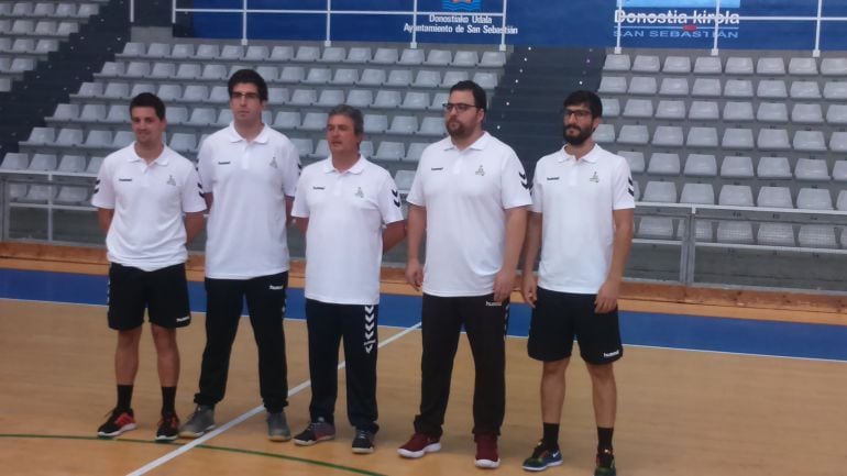 El staff técnico del GBC, con su nuevo entrenador Sergio Valdeolmillos posa en su primera sesión de entrenamientos en el Gasca