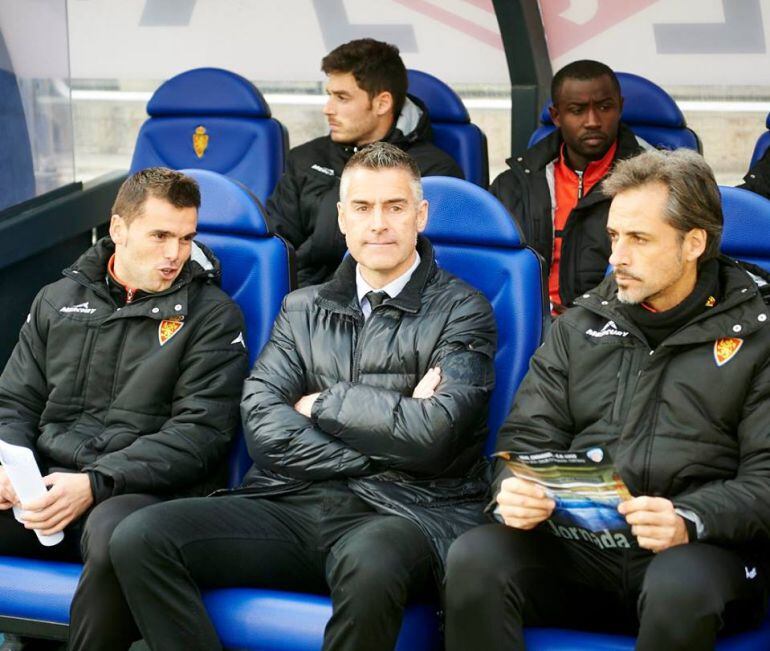 Lluis Carreras en el banquillo de la Romareda antes de jugar frente al Lugo