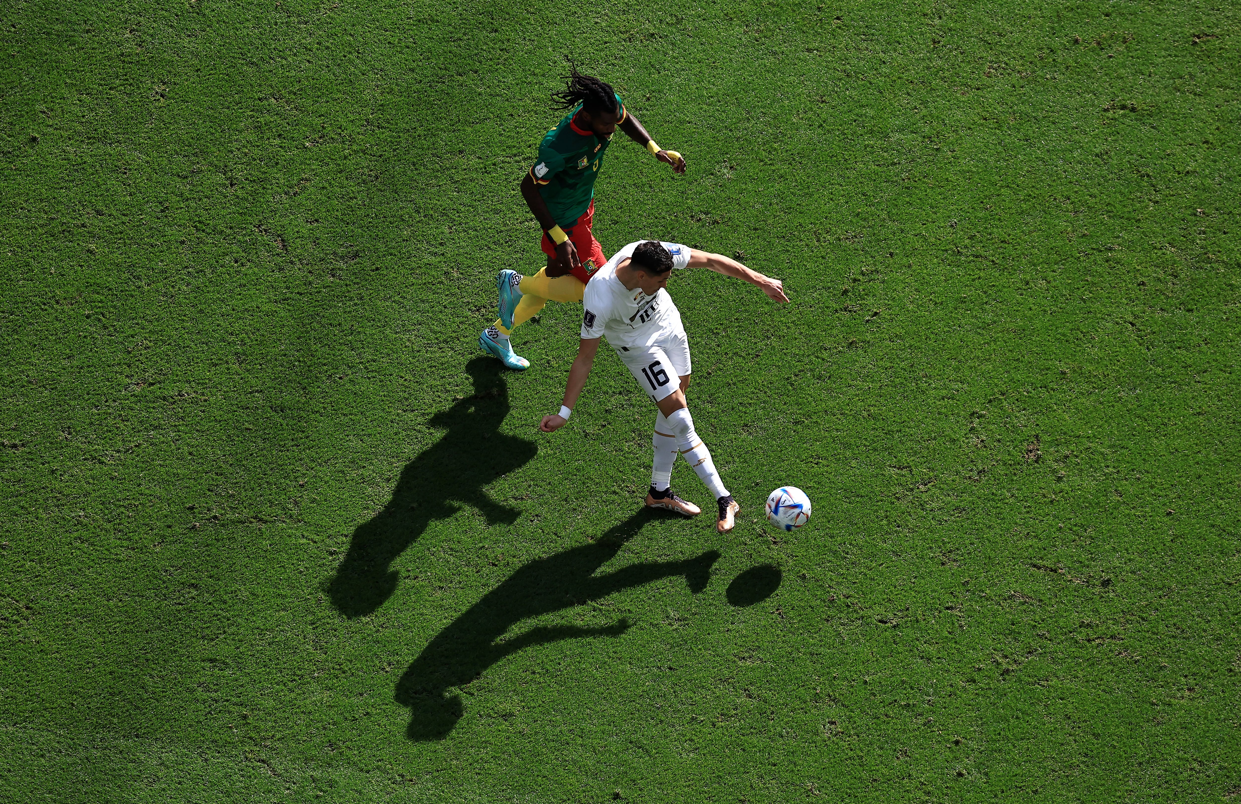 Lukic y Zambo Anguissa pugnan por la pelota. (Photo by Buda Mendes/Getty Images)