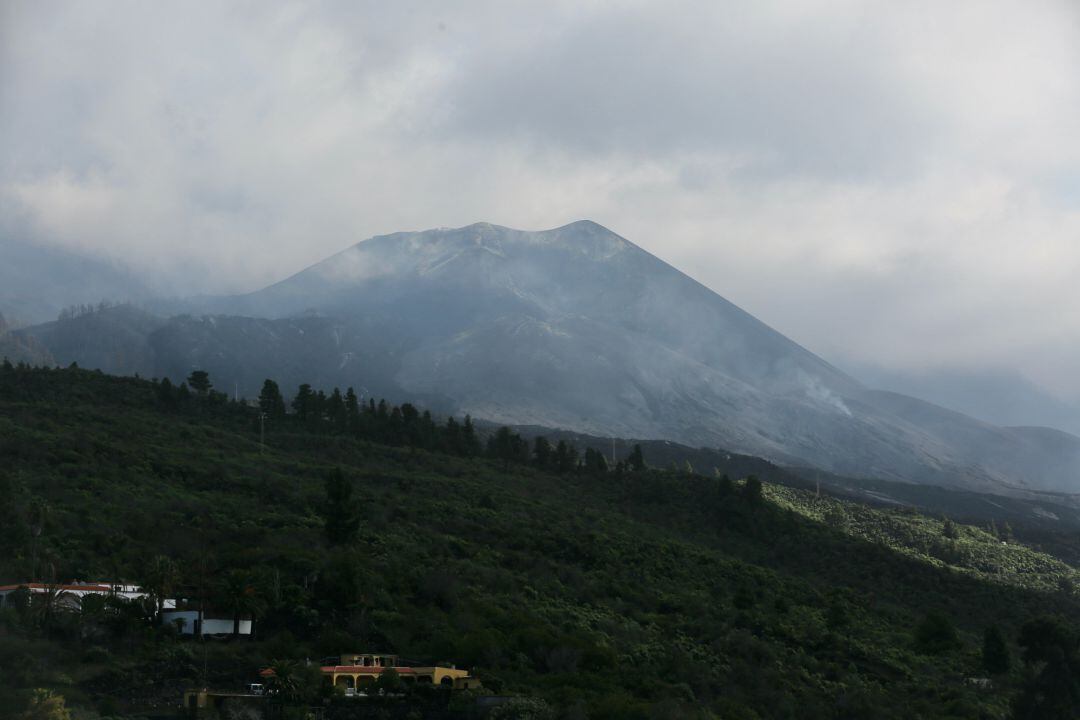 El volcán de Cumbre Vieja, una vez se ha dado por finalizada oficialmente su erupción, desde el mirador de Tajuya.