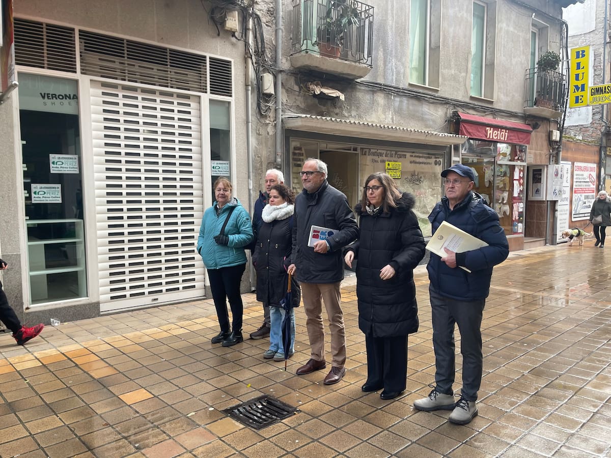 El PSOE pone en la calle del Cristo la verdadera imagen de la agonía comercial en Ponferrada y la pasividad de Morala