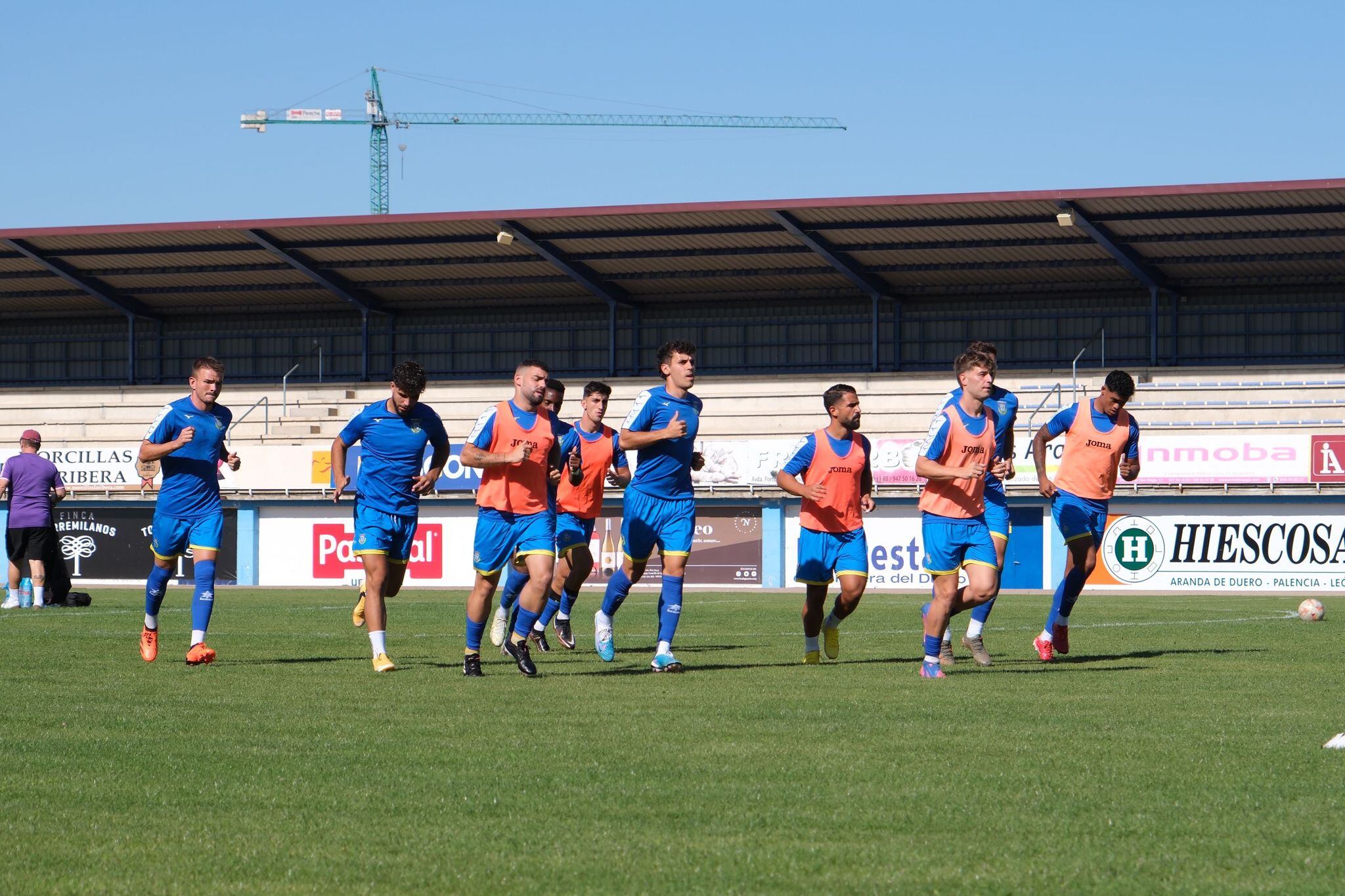 Los integrantes de la Arandina durante el calentamiento de un partido de la presente temporada