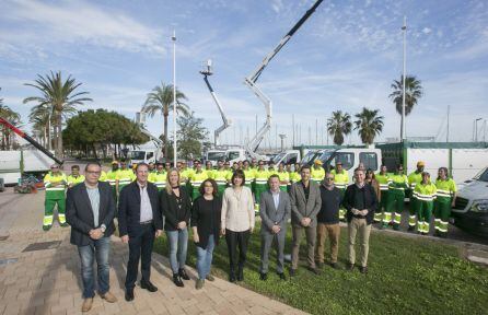 Los responsables municipales con los de la contrata de limpieza de Gandia