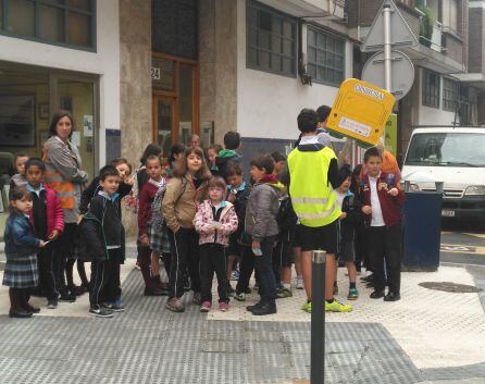 Uno de los grupos de La Anunciata llega a pie al colegio