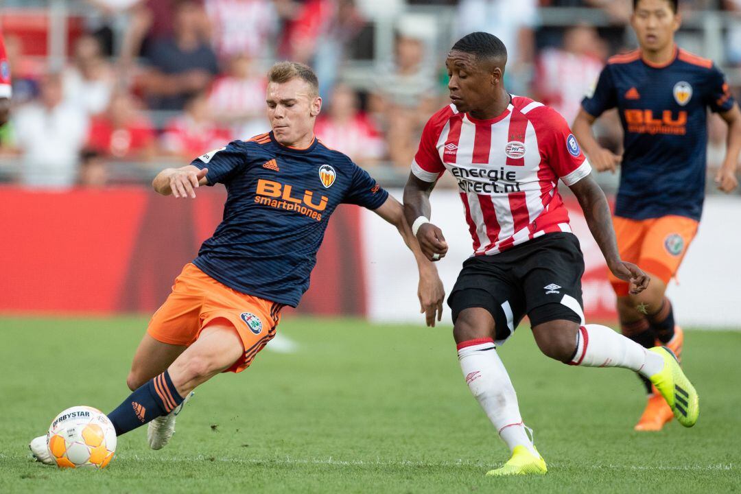 Lato, jugando frente al PSV en la pretemporada del Valencia