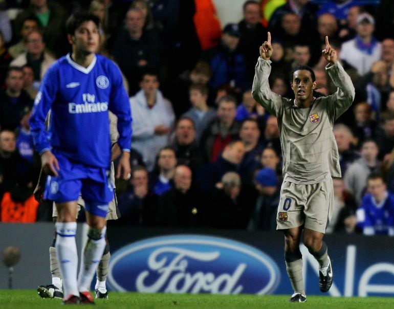 Ronaldinho celebra su golazo en Stamford Bridge, en 2005