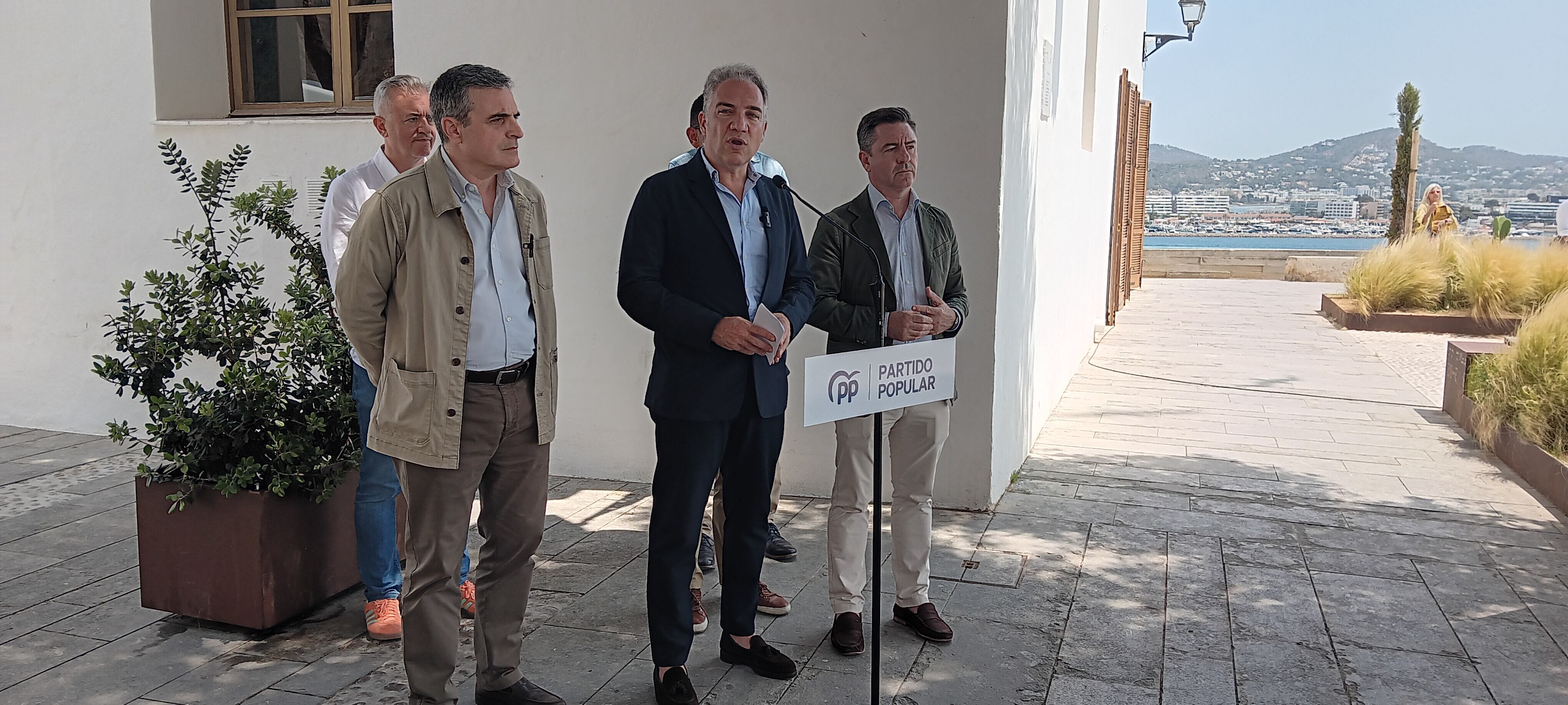 Bendodo y Marí Bosó en su comparecencia en Dalt Vila