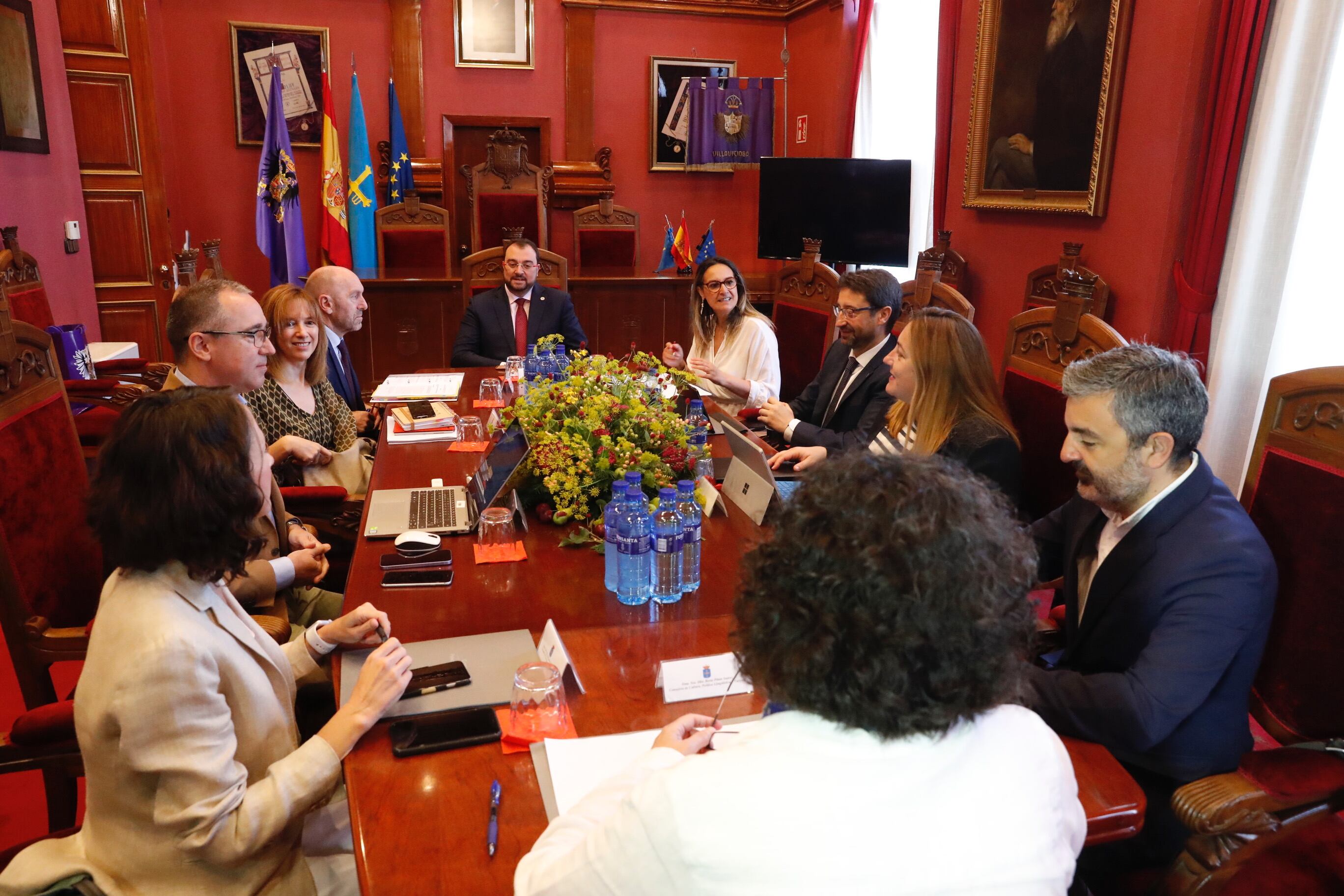 El Consejo de Gobierno se ha reunido este viernes en el salón de plenos del Ayuntamiento de Villaviciosa.