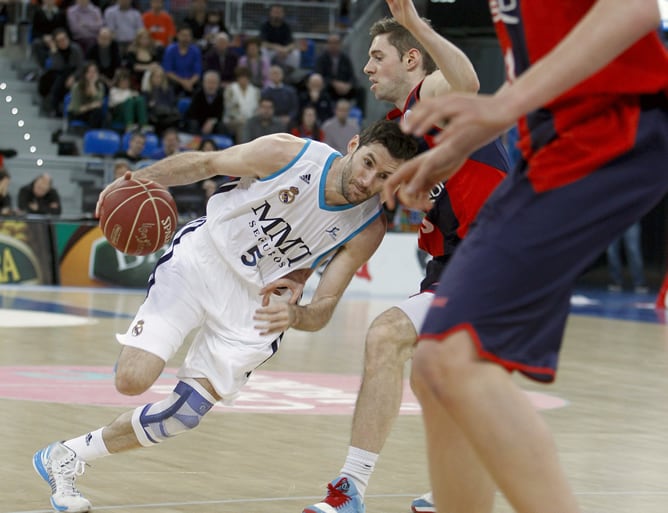 El alero del Real Madrid Rudy Fernández  avanza marcado por el escolta francés del Caja Laboral Baskonia de Vitoria Fabien Causeur