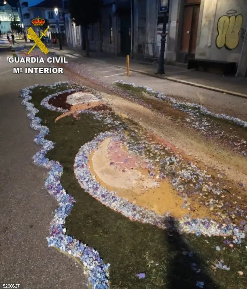 Estado de las alfombras florales destrozadas por un conductor en Gondomar