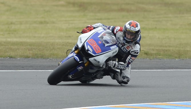 El español Jorge Lorenzo, de Yamaha, durante la sesión de calificación del Gran Premio de Francia de MotoGP, en Le Mans, Francia, el sábado 19 de mayo de 2012