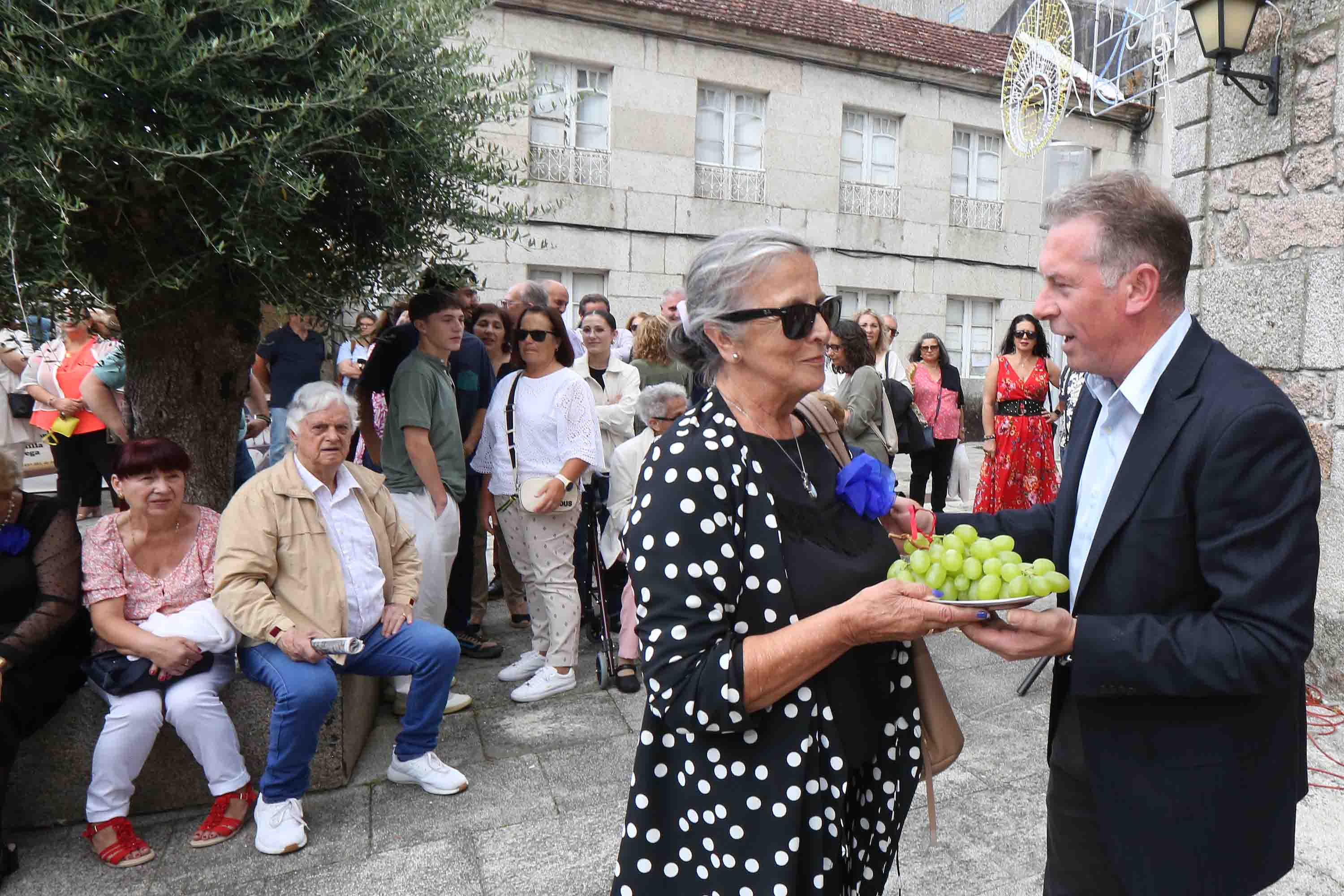 El concejal de Cultura entregó las uvas subastadas.