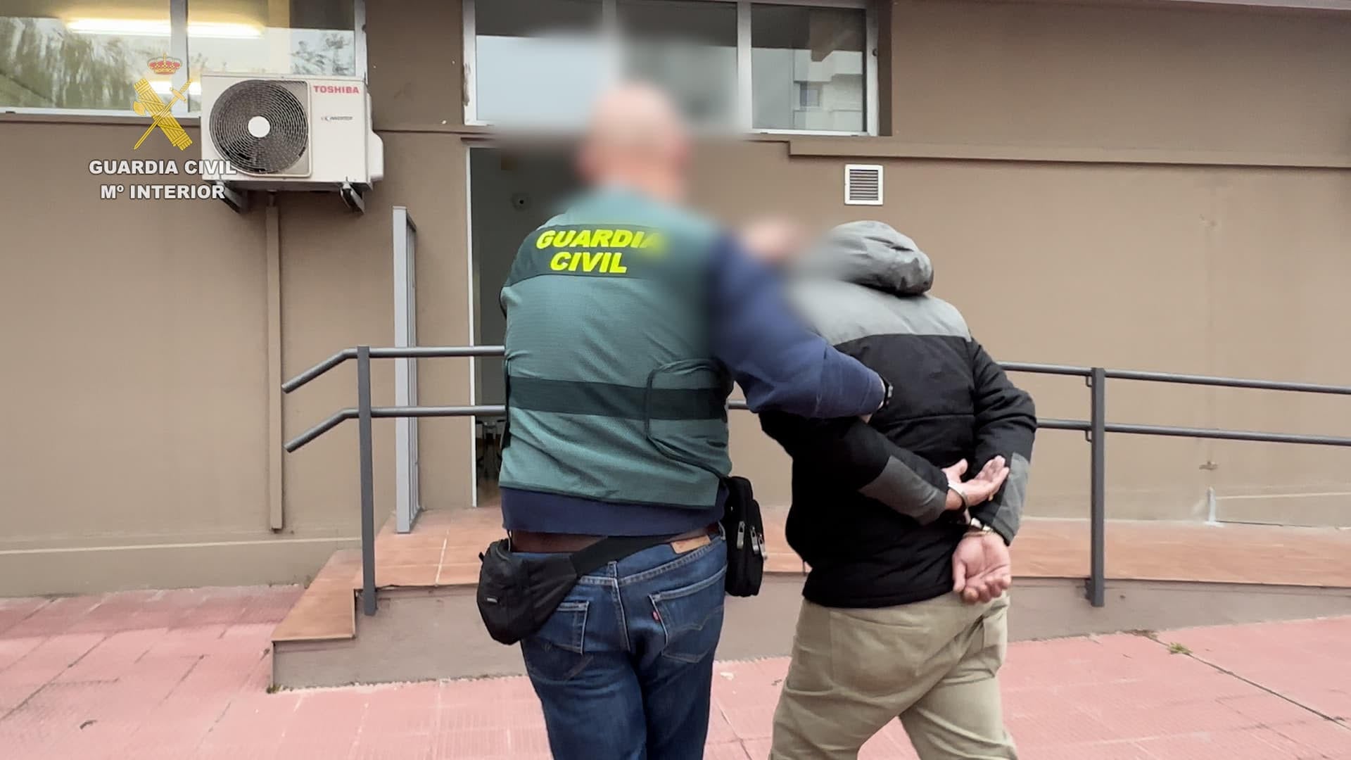 Un agente trasladad a dependencias policiales a uno de los trinitarios detenidos en la operación