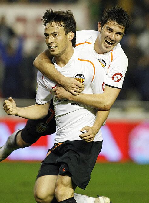 Villa celebra un gol con el Valencia con su compañero Silva