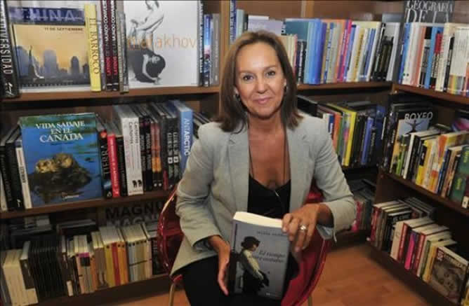 La escritora María Dueñas con su primer libro en las manos