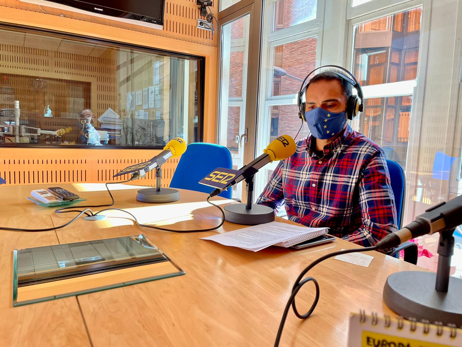 Agustín Roca, responsable de Gestión del centro Europe Direct, charla en los estudios de Radio Murcia con Gustavo Ballesteros, coordinador del proyecto LIFE Salinas