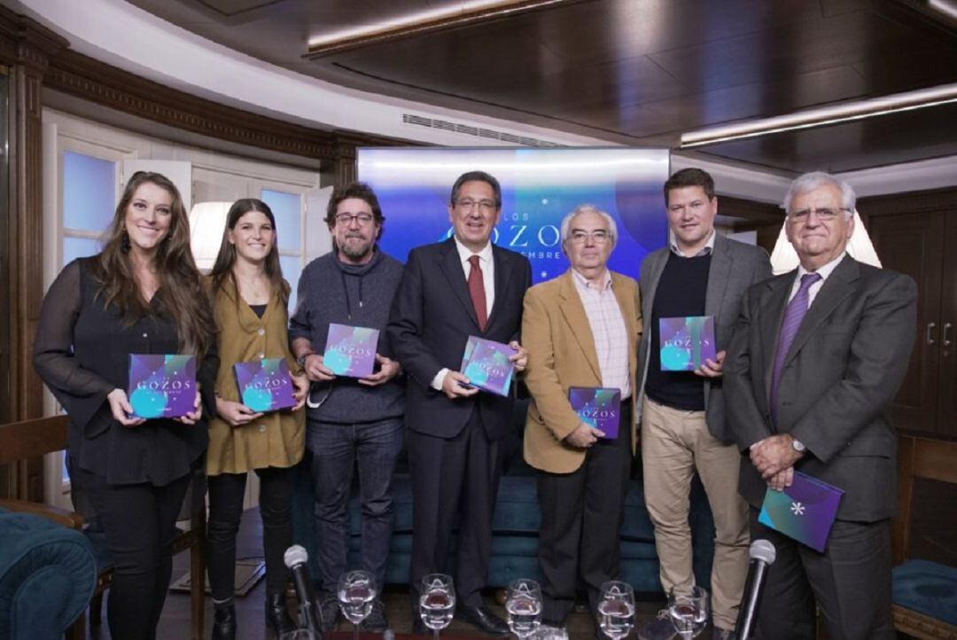 En el centro de la imagen, el presidente de la Fundación Cajasol, Antonio Pulido, junto a algunos de los participantes en Los Gozos de Diciembre 2019