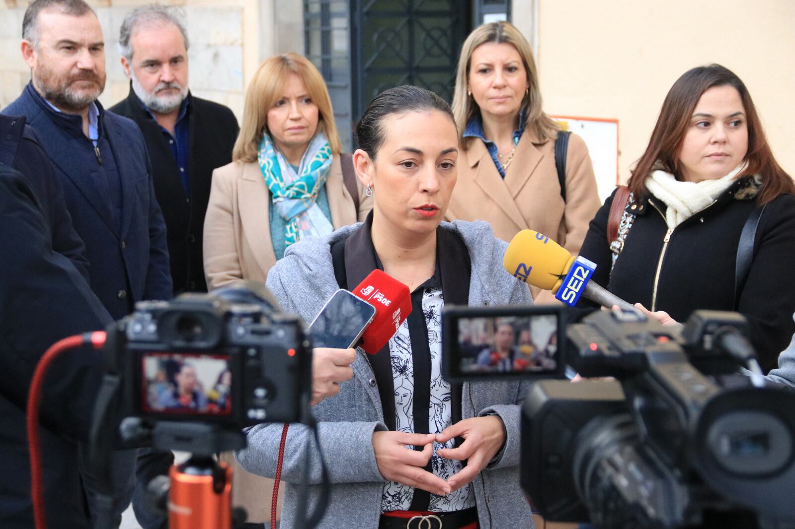 La parlamentaria regional socialista, Mercedes Gámez, atiende a los medios ante la sede del gobierno andaluz en Jaén.