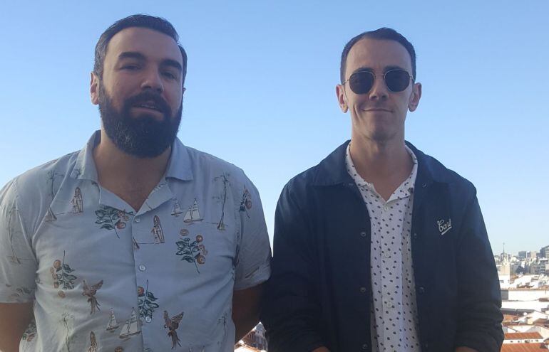 Alberto esconde ojeras tras sus Ray-ban y Rober un cigarro tras la espalda