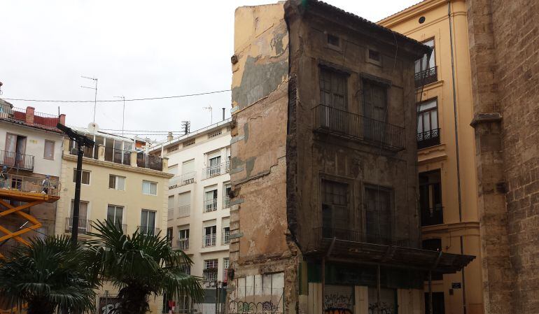 Vista del edificio del relojero desde la plaza de la Reina