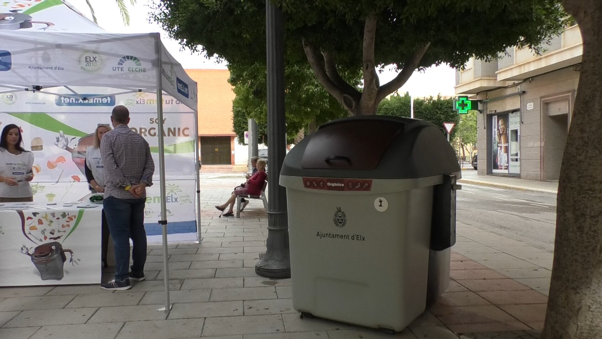 Contenedor marrón en Torrellano