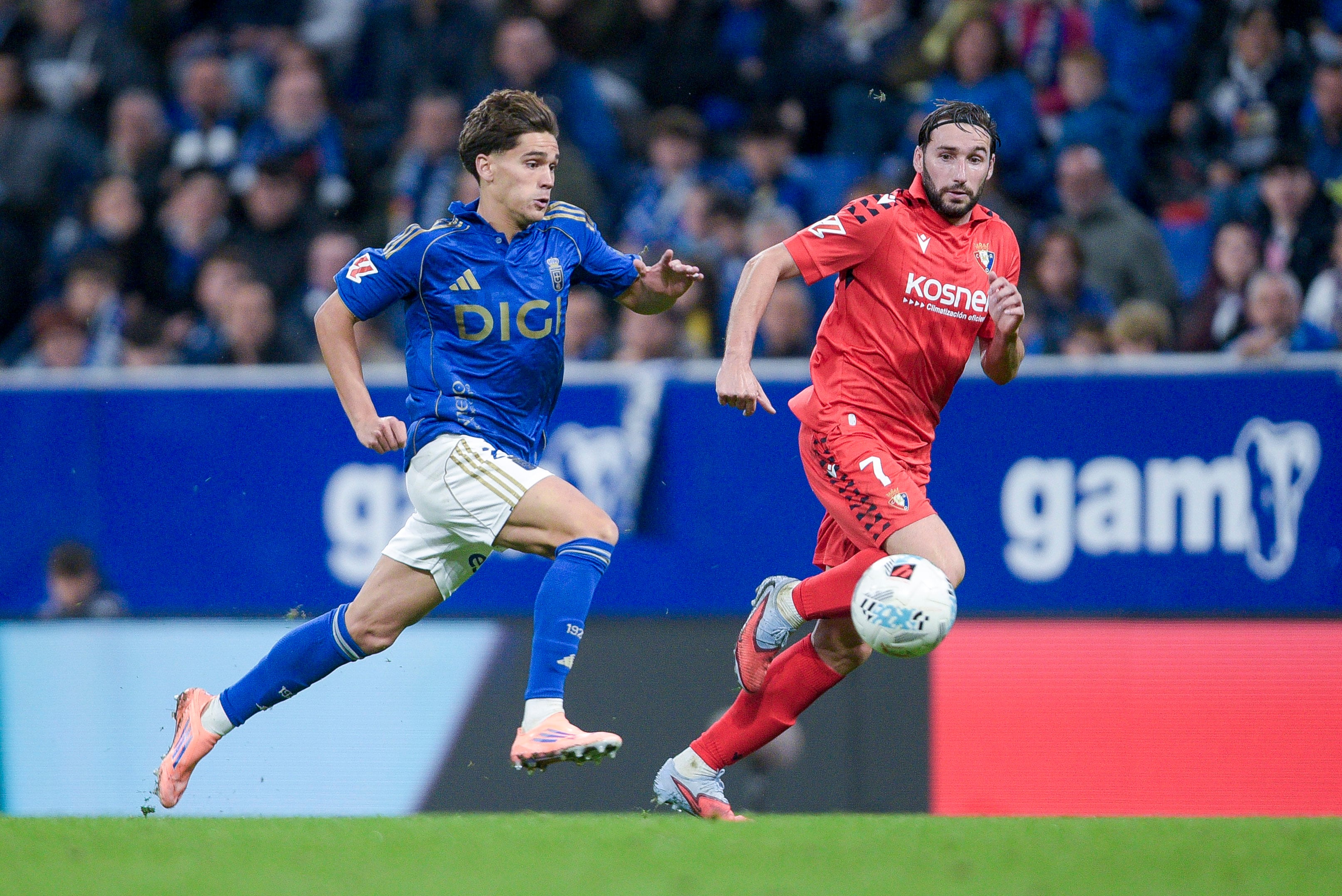 Pablo Agudín conduce un balón ante la presión de Moncayola / Real Oviedo