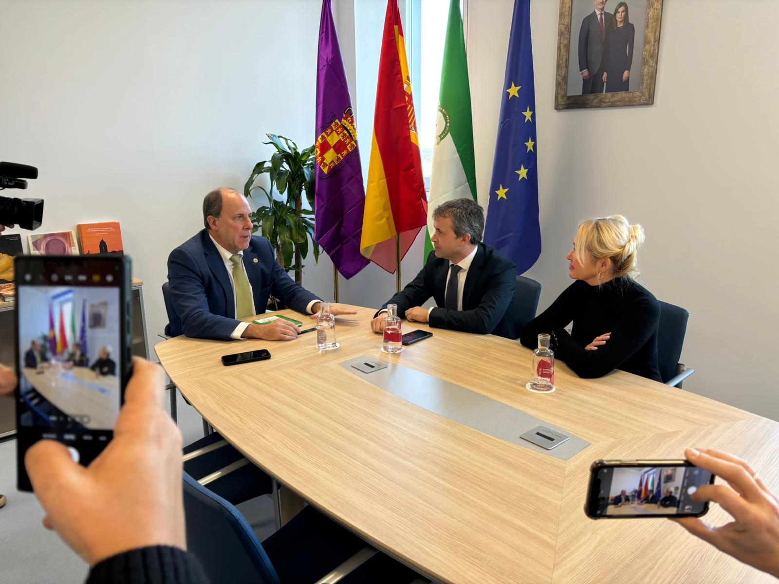 Primera reunión del rector de la Universidad de Jaén, Nicolás Ruiz, y el alcalde de Jaén, Julio Millán, acompañado de la concejala de Presidencia, María Espejo.