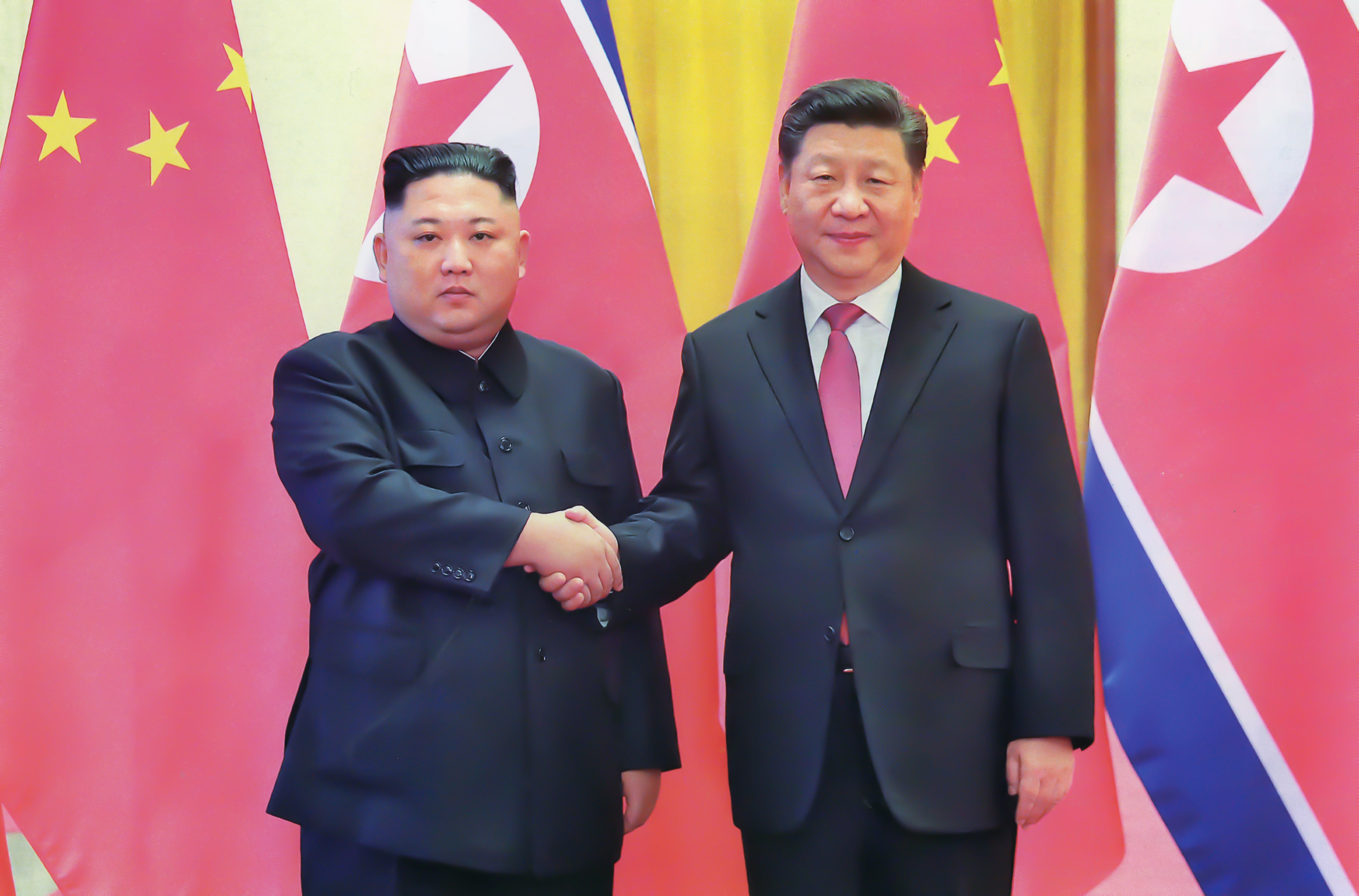 Kim Jong-Un y Xi Jinping antes de una reunión entre ambos en Pyongyang