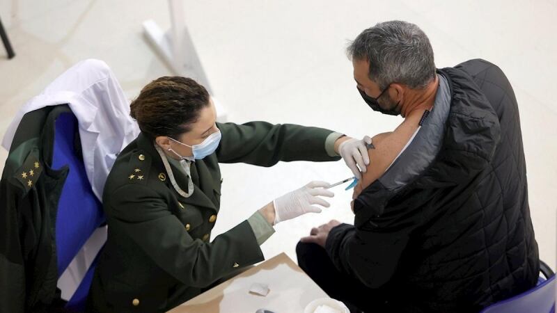 Una sanitaria militar vacuna a un ciudadano en el recinto ferial de Punta Arnela (foto: Kiko Delgado / EFE)