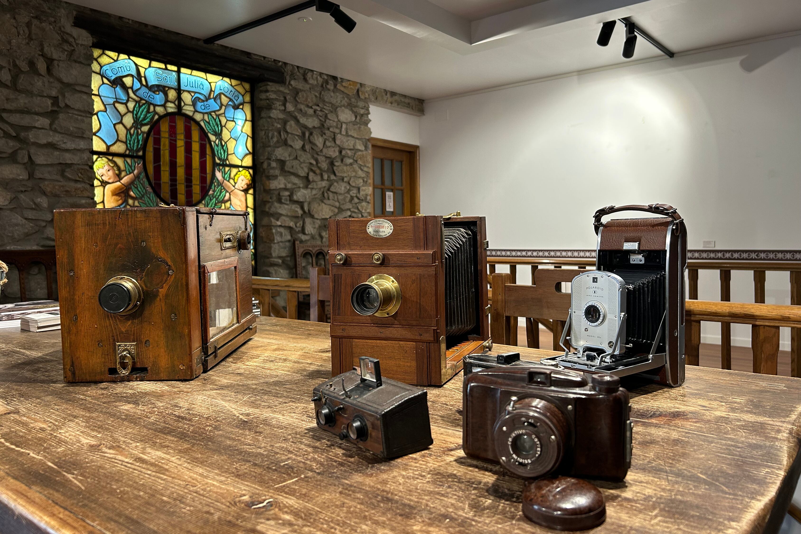 Algunes de les càmeres antingues que conformen l'exposició 'Clixé de Canòlich'.