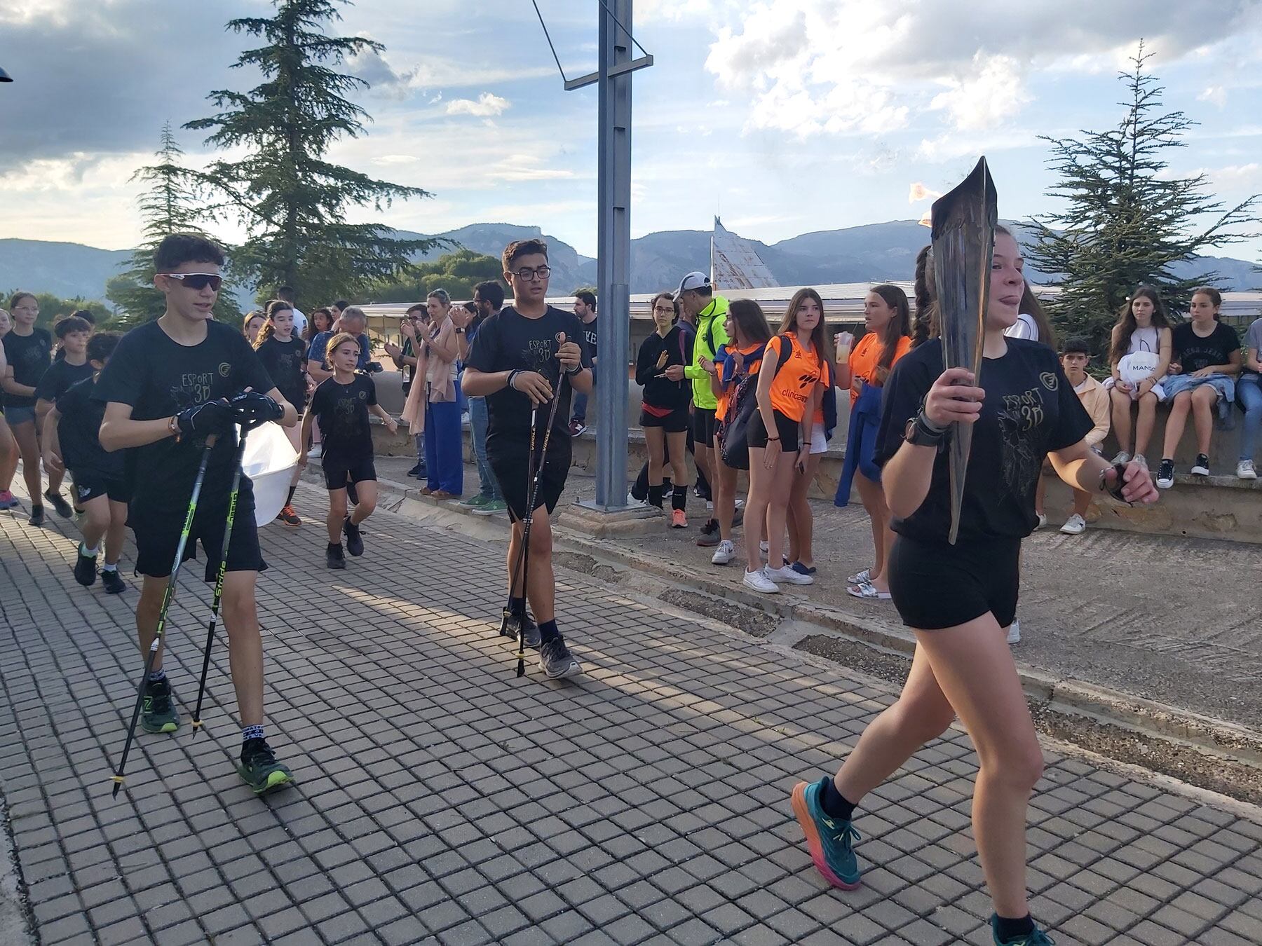 Protagonismo de los componentes de la marcha nórdica en el traslado de la antorcha y bandera olimpicas