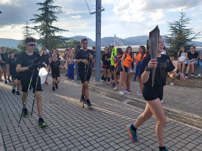 Protagonismo de los componentes de la marcha nórdica en el traslado de la antorcha y bandera olimpicas